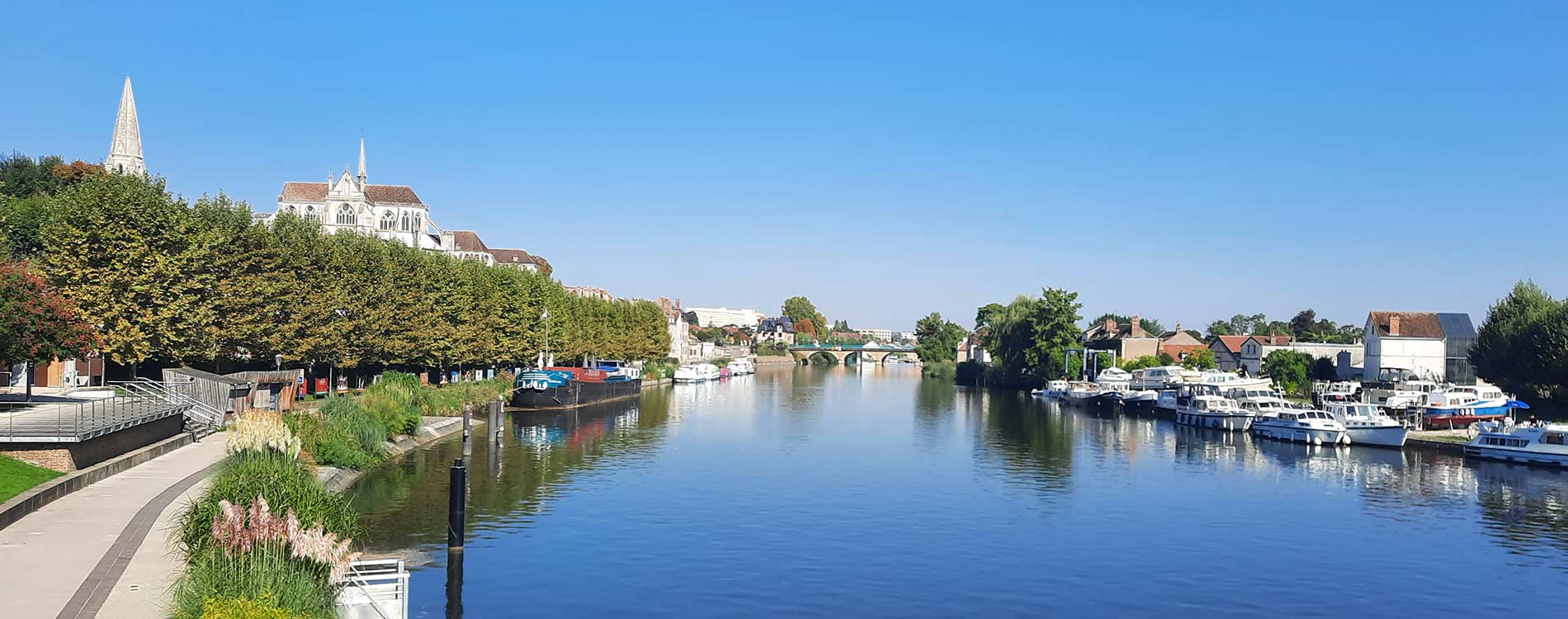 Vue d'Auxerre depuis l'Yonne